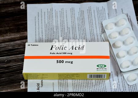 Le Caire, Egypte, 18 avril 2023: Acide folique 500 comprimés de MCG supplément alimentaire de Mepaco, utilisé dans les États de carence en folate et dans la grossesse, pour prévenir un Banque D'Images