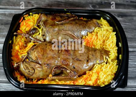 Escab farci de Hamam Mahshi égyptien, cuisine arabe, plat traditionnel égyptien farci de pigeon rempli de riz et de grains de blé vert craquelés Freekeh, Banque D'Images