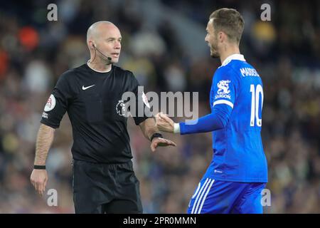 L'arbitre Paul Tierney s'entretient avec James Maddison #10 de Leicester City lors du match Premier League Leeds United contre Leicester City à Elland Road, Leeds, Royaume-Uni, 25th avril 2023 (photo de James Heaton/News Images) Banque D'Images