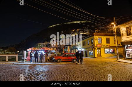 Le vieux centre-ville de Prizren la nuit au Kosovo Banque D'Images