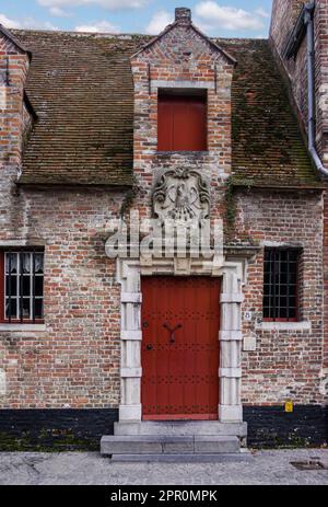 Porte d'entrée avec pierre de Godshuis de Pélikaan, une ancienne almshouse dans le centre historique de Bruges, Flandre Occidentale, Belgique Banque D'Images