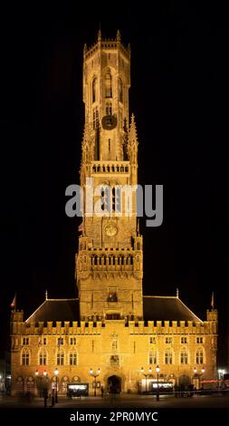 Le beffroi illuminé de Bruges la nuit, un clocher dans le centre historique de Bruges, Flandre Occidentale, Belgique Banque D'Images