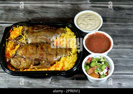 Escab farci de Hamam Mahshi égyptien, cuisine arabe, plat traditionnel égyptien farci de pigeon rempli de riz et de grains de blé vert craquelés Freekeh, Banque D'Images