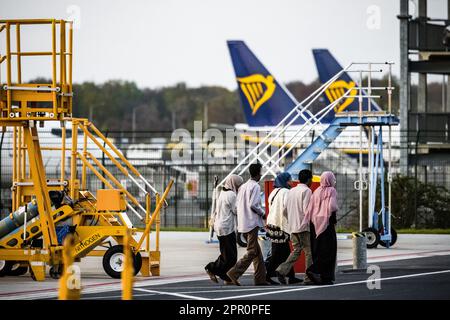 EINDHOVEN - les ressortissants néerlandais du Soudan arrivent avec un avion militaire à la base aérienne d'Eindhoven de l'aéroport militaire. Au total, environ une centaine de Hollandais ont été évacués du pays d'Afrique de l'est ces derniers jours après que de lourds combats ont éclaté entre l'armée gouvernementale et les milices de la capitale, Khartoum. ANP ROB ENGELAR pays-bas sortie - belgique sortie Banque D'Images