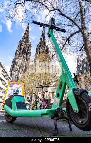 Les scooters électriques, les e-scooters sont garés en grand nombre, dans la rue Burgmauer, en face de la cathédrale de Cologne, parking légal, en partie Designat Banque D'Images