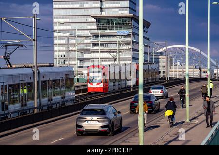 Kennedyufer à Cologne Deutz, sur le Rhin, tour Lanxess, bâtiment administratif, tramway sur le pont Deutz, Cologne, NRW, Allemagne, Banque D'Images