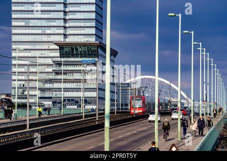 Kennedyufer à Cologne Deutz, sur le Rhin, tour Lanxess, bâtiment administratif, tramway sur le pont Deutz, Cologne, NRW, Allemagne, Banque D'Images