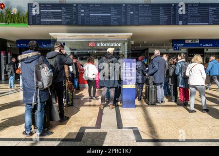 Stand d'information pour les voyageurs, Infocenter, information, dans la gare principale de Cologne, NRW, Allemagne, Banque D'Images