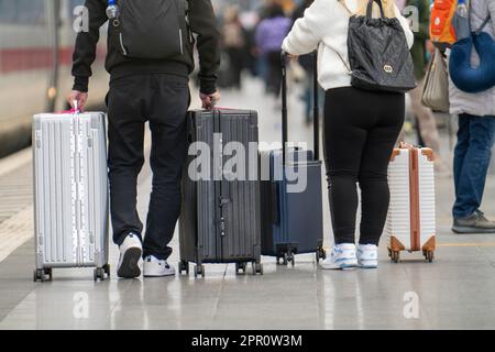 Passagers avec bagages, valises roulantes sur une plate-forme, NRW, Allemagne, Banque D'Images