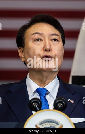 Le président sud-coréen Yoon Suk Yeol parle après avoir visité le Goddard Space Center de la NASA à Greenbelt, Maryland, États-Unis. 25th avril 2023. Yoon est le premier jour d'une visite de trois jours à DC, où il doit se rendre à la Maison Blanche et prendre la parole lors d'une session conjointe du Congrès. Credit: Abaca Press/Alay Live News Banque D'Images