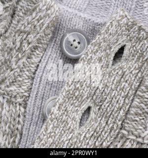 Col en laine tricot gris boutons gros plan Banque D'Images