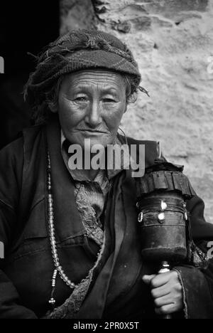 Pèlerins avec roue de prière à TERDROM ANTIQ a commencé par YESHE TSOGYEL dans le 770's AD - Tibet Banque D'Images