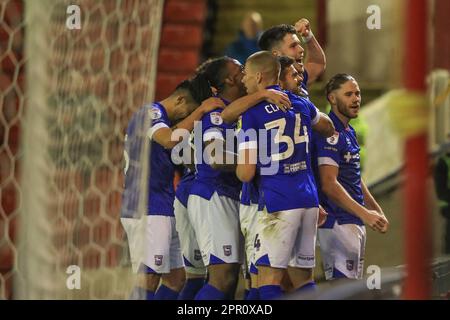 Conor Chaplin #10 de la ville d'Ipswich célèbre leur objectif de faire 0-3 pendant le match de la ligue de pari de Sky 1 Barnsley vs Ipswich Town à Oakwell, Barnsley, Royaume-Uni, 25th avril 2023 (photo par Alfie Cosgrove/News Images) Banque D'Images