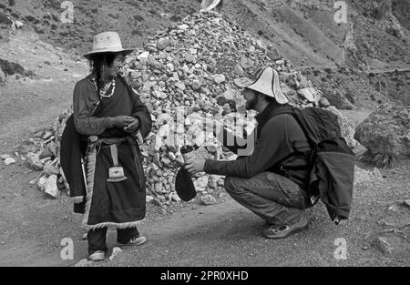 LE PÈLERIN TIBÉTAIN FÉMININ parle au BODHI à MOUNT KAILASH, un site sacré BOUDDHISTE et HINDOU dans l'HIMALAYA DU TIBET Banque D'Images