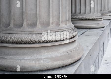 Détails architecturaux de colonnes de style grec dans Un palais de justice, une banque ou un immeuble de capital Banque D'Images