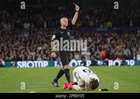 L'arbitre Paul Tierney montre Youri Tielemans #8 de Leicester City une carte jaune lors du match Premier League Leeds United contre Leicester City à Elland Road, Leeds, Royaume-Uni, 25th avril 2023 (photo de James Heaton/News Images) Banque D'Images