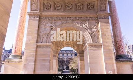 Vue sur l'Arc de Triomphe du carrousel à l'intérieur de Paris, France Banque D'Images