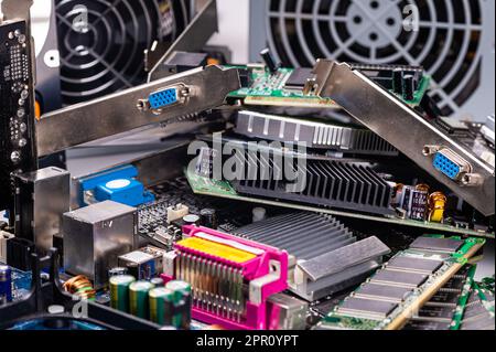 Empilez avec divers composants et cartes électriques d'ordinateur, concept de réparation et de mise à niveau, gros plan Banque D'Images