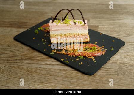 Tranche de gâteau Rhubarb à la chaux sur une table en bois Banque D'Images