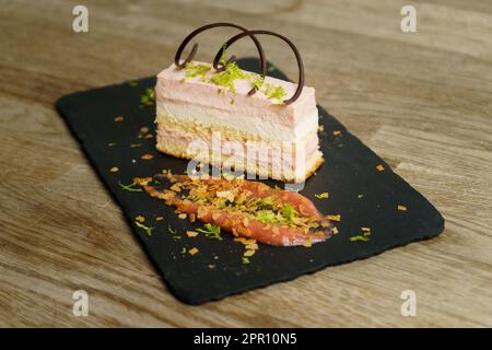 Tranche de gâteau Rhubarb à la chaux sur une table en bois Banque D'Images