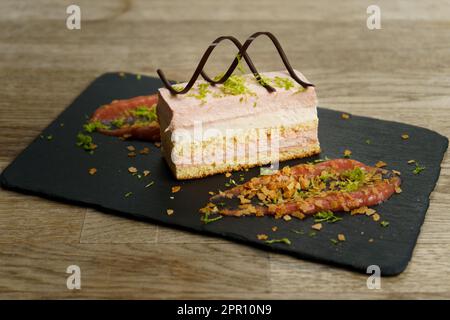 Tranche de gâteau Rhubarb à la chaux sur une table en bois Banque D'Images