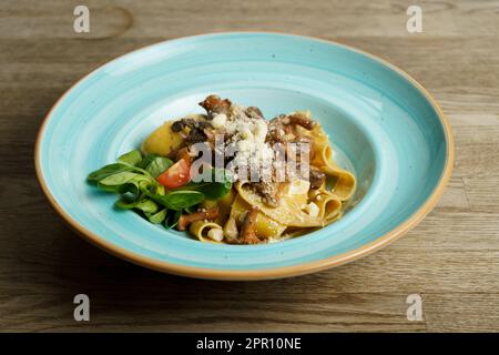 Pâtes crémeuses aux chanterelles et au filet de venaison rôti Banque D'Images