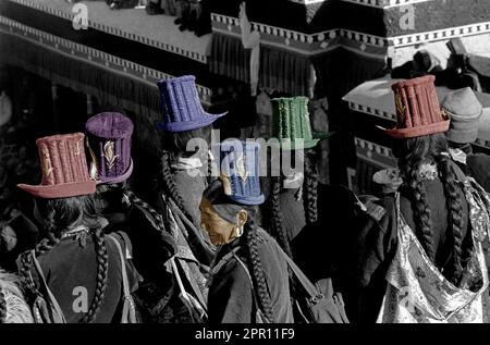 Femmes en chapeaux traditionnels aux danses masquées Thiksey - Ladakh, Inde Banque D'Images