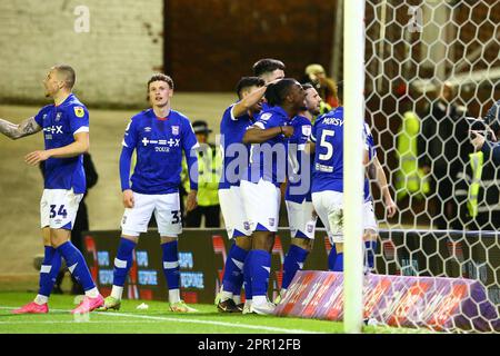 Oakwell Stadium, Barnsley, Angleterre - 25th avril 2023 Conor Chaplin (10) d'Ipswich Town célèbre avec ses coéquipiers après avoir marqué le but 3rd - pendant le match Barnsley v Ipswich Town, Sky Bet League One, 2022/23, Oakwell Stadium, Barnsley, Angleterre - 22nd avril 2023 crédit: Arthur Haigh/WhiteRosePhotos/Alay Live News Banque D'Images