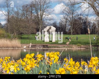 « The Arch » de Henry Moore vue de l'autre côté de long Water dans les jardins de Kensington, Londres, Royaume-Uni. Banque D'Images