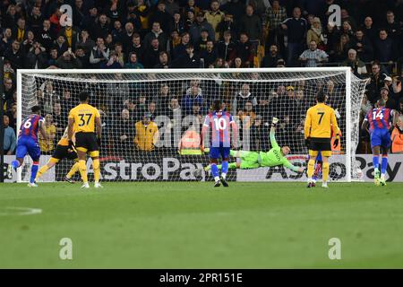 25th avril 2023 ; Molineux Stadium, Wolverhampton, West Midlands, Angleterre ; Premier League football, Wolverhampton Wanderers versus Crystal Palace ; Sam Johnstone de Crystal Palace devine correctement mais ne peut pas sauver la pénalité de Ruben Neves de Wolverhampton Wanderers dans les 94th minutes pour faire de lui Wolves 2-0 Palace Banque D'Images