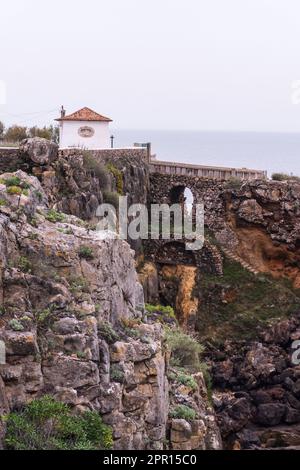 Un petit bâtiment sur une falaise au-dessus de l'océan à côté de Boca de Inferno Cascais Banque D'Images