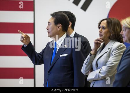 Greenbelt, États-Unis. 25th avril 2023. Le président sud-coréen Yoon Suk Yeol et le vice-président américain Kamala Harris (C) ont visité le centre spatial Goddard de la NASA à Greenbelt, Maryland, mardi, 25 avril 2023. Yoon est le premier jour d'une visite de trois jours à DC, où il doit se rendre à la Maison Blanche et prendre la parole lors d'une session conjointe du Congrès. Photo de Jim Lo Scalzo/UPI crédit: UPI/Alay Live News Banque D'Images