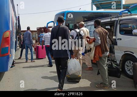 Assouan, Égypte. 25th avril 2023. Les personnes qui fuient le Soudan arrivent à une gare routière à Assouan, en Égypte, sur 25 avril 2023. De nombreuses personnes ont traversé l'Égypte par le passage frontalier entre l'Égypte et le Soudan, alors que le conflit se poursuit dans ce dernier pays. Credit: Radwan Abu Elmagd/Xinhua/Alamy Live News Banque D'Images