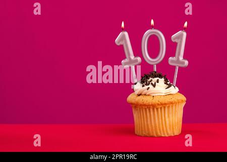 Gâteau d'anniversaire avec bougie numéro 101 - Rhodamine rouge mousse fond Banque D'Images