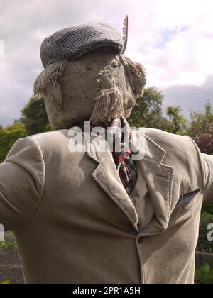 Profil de Diggory, le fracas dans le jardin de la cuisine des jardins perdus de Heligan, portant une casquette plate en tweed et une veste en velours côtelé Havane Banque D'Images