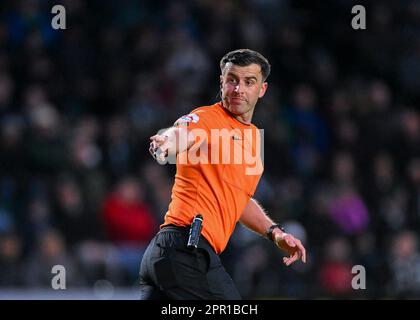 Arbitre CRAIG HICKS lors du match Sky Bet League 1 Plymouth Argyle vs Bristol Rovers at Home Park, Plymouth, Royaume-Uni, 25th avril 2023 (photo de Stan Kasala/News Images) Banque D'Images