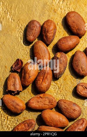 Cacao brun mexicain, fèves de cacao sur fond doré Banque D'Images