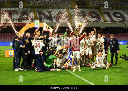 Salerno, Italie. 24th avril 2023. EN TANT que joueurs roms célèbrent après avoir remporté le match final de Coppa Italia Primavera entre AS Roma et ACF Fiorentina au Stadio Arechi sur 25 avril 2023 à Salerne, en Italie. - Credit: Nicola Ianuale/Alamy Live News Banque D'Images