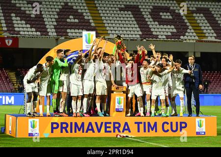 Salerno, Italie. 24th avril 2023. EN TANT que joueurs roms célèbrent après avoir remporté le match final de Coppa Italia Primavera entre AS Roma et ACF Fiorentina au Stadio Arechi sur 25 avril 2023 à Salerne, en Italie. - Credit: Nicola Ianuale/Alamy Live News Banque D'Images