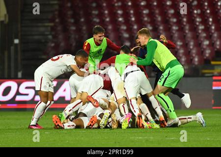 Salerno, Italie. 24th avril 2023. EN TANT que joueurs roms célèbrent après avoir remporté le match final de Coppa Italia Primavera entre AS Roma et ACF Fiorentina au Stadio Arechi sur 25 avril 2023 à Salerne, en Italie. - Credit: Nicola Ianuale/Alamy Live News Banque D'Images