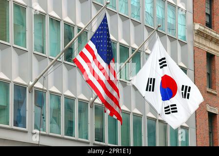 Le drapeau américain et le drapeau sud-coréen 태극기 volant côte à côte au Consulat général de la République de Corée à New York. Banque D'Images