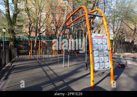 Kompan équipement d'exercice en plein air et de gym pour l'entraînement de fitness, et d'entraînement de rue à Seward Park dans le Lower East Side de Manhattan, New York City. Banque D'Images