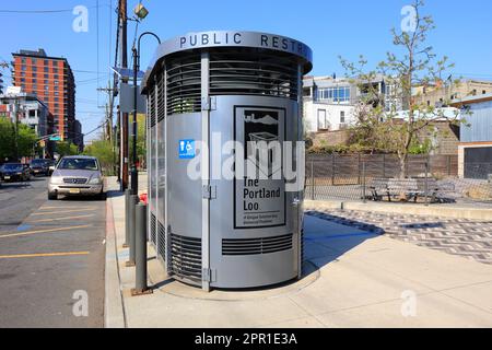 Un Portland Loo au Southwest Resiliency Park, Hoboken, New Jersey. Toilettes publiques basiques, sans fioritures fabriquées à Portland, Oregon (voir infos supplémentaires) Banque D'Images