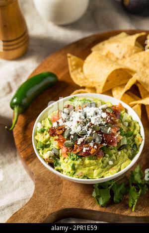 Guacamole gastronomique maison avec bacon Pepitas et Queso Fresco Banque D'Images