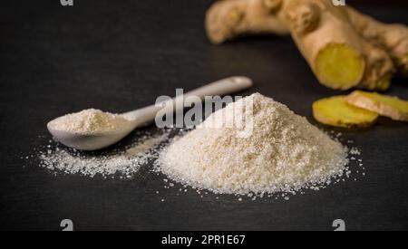 Sucre de gingembre. Cuillère et une pile de sucre, de sel ou de farine. Épices pour les recettes. Bonbons. Épice moulu. Banque D'Images