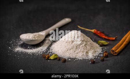 Épices pour les recettes. Sucre viennois. Cuillère et pile de sucre, cannelle, poivre. Bonbons. Épice moulu Banque D'Images