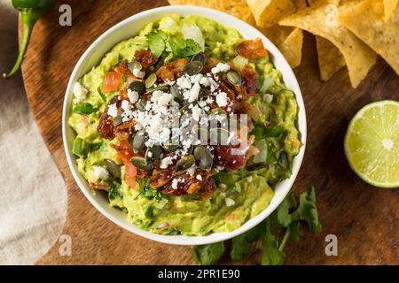 Guacamole gastronomique maison avec bacon Pepitas et Queso Fresco Banque D'Images