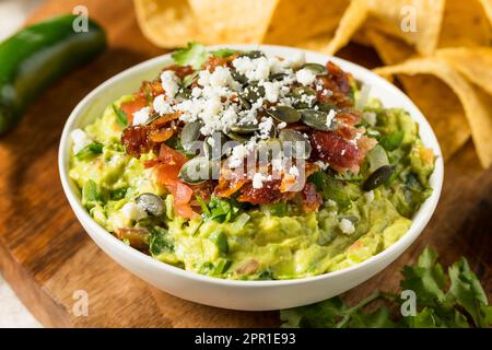 Guacamole gastronomique maison avec bacon Pepitas et Queso Fresco Banque D'Images