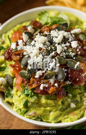 Guacamole gastronomique maison avec bacon Pepitas et Queso Fresco Banque D'Images