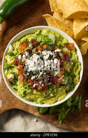 Guacamole gastronomique maison avec bacon Pepitas et Queso Fresco Banque D'Images